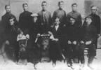 Группа анархистов Гуляйполя. Стоят А. Семенюта, Л. Кравченко (Грабовой) И. Шевченко, П. Семенюта, Е. Бондаренко, 
И. Левадный. Сидят Н. Махно, В. Антони, П. Онищенко, Н. Зуйченко, Л. Коростылев, 1909 г