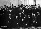 Группа узников Бутырской тюрьмы, освобожденных после Февральской революции 2 марта 1917 г. 
В первом ряду слева Н.И. Махно. В ногах у бывших арестантов кандалы.