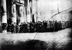 Ленин и Свердлов возглавляют колонну делегатов на шестой всероссийский съезд советов, 7 ноября 1918.