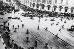 Правительственные войска открывают огонь по демонстации рабочих в Петрограде, июль 1917