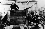 Троцкий справа от Ленина