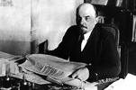 Ленин за рабочим столом с со свежим номером 